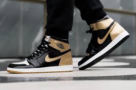 Air Jordan 1 Mid Patent Black White Gold On Feet Shots Of The Upcoming Air Jordan 1 Black Gold Top 3 Black And Gold Shoes Black And Gold Sneakers Black And Gold Jordans