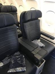 This version seats a total of 118 passengers and includes power ports for both first and economy plus seats. United Airlines Fleet Airbus A320 200 Business Class Domestic First United First Refurbished United Airlines Business Class Airplane Interior