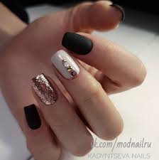 Las uñas acrílicas lucen atractivas en casi todas las personas. Unas Cortas De Acrilico Decoradas Elegantes Unas Acrilicas