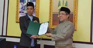 He is currently also serving as a lecturer at the sultan syarif kasim ii state islamic university (uin suska) in riau. Ustad Abdul Somad Dapat Gelar Profesor Dari Brunei Darussalam Seleb Tempo Co