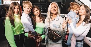 Phoebe tomlinson was born on 23rd march 2004, in doncaster, england. Louis Tomlinson S Sisters Are Seriously Gorgeous Meet Them Here