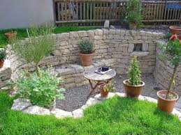 Eine natursteinmauer unterscheidet sich in vieler hinsicht von einer akkuraten ziegelsteinmauer, wie sie beispielsweise im hausbau verwendet wird. Natursteinmauer Der Gartengestaltung Ludwig Abfalter