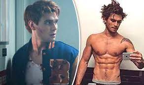 He was born to father, tapuarii keneti apa, and mother, tessa apa. Who Is Kj Apa Age Height Natural Hair Tattoo Movies Riverdale Actor Facts Tv Radio Showbiz Tv Express Co Uk