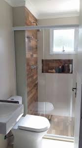 Banheiro Com Porcelanato Amadeirado Em 2020 Decoracao De Banheiro Simples Decoracao Banheiro Pequeno Banheiro Pequeno Simples