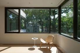Los elementos suelen estar bien diferenciados y no se utilizan más de tres materiales en su composición. Diseno De Casa Moderna De Dos Pisos Fachada E Interiores Diseno Ventanas Ventanas Modernas Ventanas Para Casas