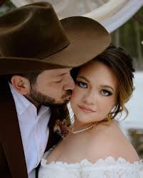 𝖠𝗆𝖺𝗇𝖽𝖺 𝖧𝖾𝗅𝗍𝗈𝗇 ✌︎ NWO STYLIST