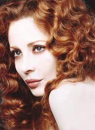 Vanessa Incontrada in vacanza, momento di relax , dopo una stagione piena  di impegni lavorativi. Spesso si dice che nell'armadio di ogni donna non  dovrebbe mai mancare un pantaloncini in gins e