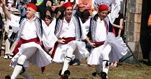 Se anche voi la pensate così, seguite i nostri suggerimenti per festeggiare in 36 commenti in 5 alternative al tradizionale ballo degli sposi. 7 Balli Tradizionali Dalla Grecia Folk Music World