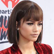 Si chiama “stile alla francese” e prevede che i capelli siano lisci con frangia lunga che copre un po’ gli occhi. Frangia Il Trend Piu Glamour Della Primavera Estate 2022 Pourfemme