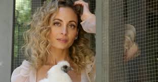 22 Unexpected Celebrities Who Found Joy In Raising Chickens (And Other  Animals) Right In Their Backyards