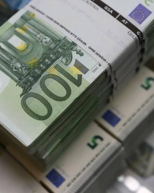 اليورو عند أعلى مستوى في 3 أسابيع بعد تقرير عن مناقشة المركزي الأوروبي رفع  الفائدة | رويترز