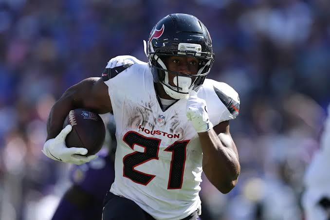 Nick Chubb Announces NFL Retirement After 8 Seasons - Yahoo Sports