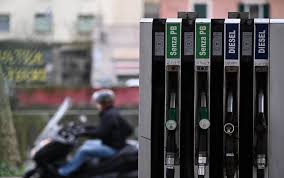 Carburanti, in bilico taglio accise. Il prezzo del diesel diventerebbe il più alto in Ue