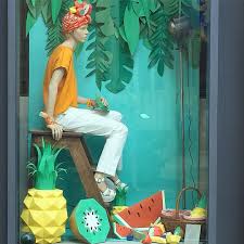 Hermes Lisbon Portugal Tropical Fruits Are Cultivated Mostly In Countries With Warm Climates Th Deco Vitrine Visuels De Presentoirs Exposition De Vitrines