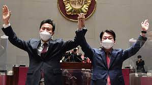 ◆…여론조사 결과 국민의힘 오세훈 후보가 국민의당 안철수 후보를 꺽고 오는 4월 7일 서울시장 보궐선거에서 박영선 더불어민주당 후보와 한판 승부를 벌이게 됐다. Zxgoum8an0o4gm