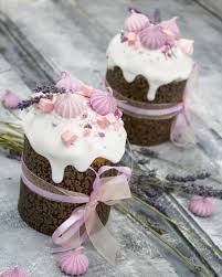 как сделать украшения на пасху своими руками из теста Pashalnyj Kulich Lavanda Chernika Sdobnoe Testo Na Naturalnoj Zakvaske I Yaichnyh Zheltkah S Cvetochnym Medom Cukatami Vishni Easter Cakes Mini Cakes Easter Baking
