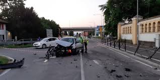 Tre persone sono rimaste ferite in un'automobile ribaltata, tra queste c'è anche un bambino di 8 anni in. Schianto Frontale In Via Brescia Auto Contro Il Semaforo Cremonaoggi