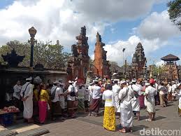Kenapa umat hindu di bali menaruh persembahan itu di tanah? 10 Fakta Hari Raya Galungan Dan Kuningan Yang Dirayakan Umat Hindu