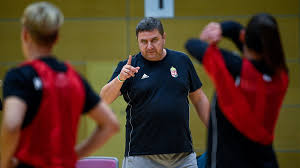 Elek ott hibázott, hogy a selejtező után vállalta tovább a csapatot. Elek Gabor Van Meg Egy Ket Dolog A Tarsolyunkban Infostart Hu