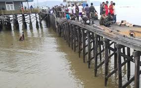 Check spelling or type a new query. Jembatan Dermaga Nyaris Roboh Warga Dan Aparat Kerja Bakti Tribunnews Com Mobile