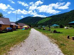 Directia vintului:sud starea vintului:vint usor viteza vintului:2.8 m/s umeditatea aerului:93% presiune atmosferica:767 mm. Cucortu Ro Camping Pusta Bulz