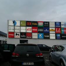 Quand la place n'est pas utilisée par un voiture classique. Parc Commercial Les Dauphins Centre Commercial