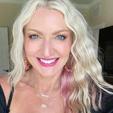 Jamie Elder-Bogdan| Cleaner Beauty| Autoimmune (@thejamieelder) • Instagram  photos and videos