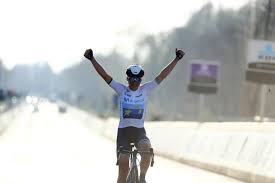 Ze focust zich met een trainingskamp volledig op de. Van Vleuten Wint Na Tien Jaar Opnieuw Ronde Van Vlaanderen Voor Vrouwen Ronde Van Vlaanderen Hln Be