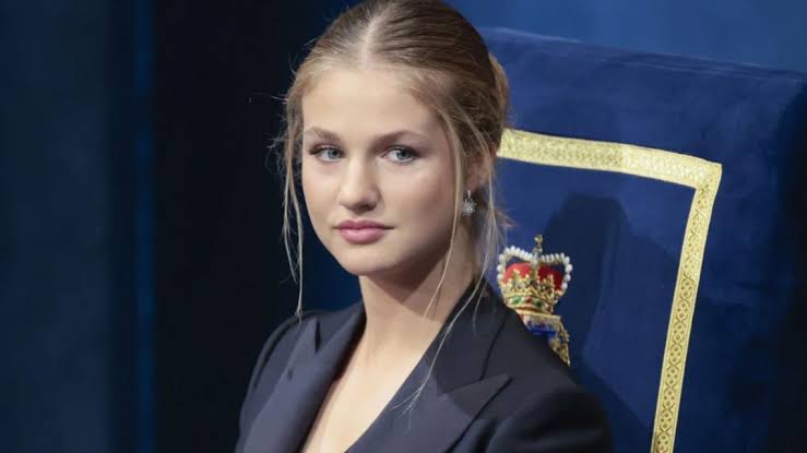 En el caso de que la princesa Leonor resigne el trono de España, la infanta  Sofía podría ser reina | Caras