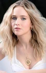 Jennifer Lawrence just proved once again why she's a fan-favorite! 🌟 From  iconic roles to real-life humor, she's unstoppable! 💥 JenniferLawrence  #HollywoodIcon #FanFavorite"