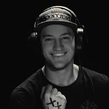 Stream Nikolas Decker music