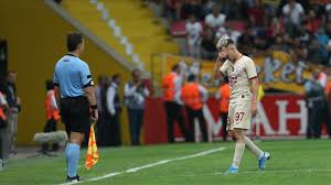 Emre mor galatasaray'ın bu sezon önde olduğu 3 maçta oyuna dahil olup skora etki etmesi beklenirken, galatasaray o 3 maçta da üstünlüğünü koruyamayarak puan kaybı yaşadı. Emre Mor Kirmizi Kart Icin Ozur Diledi