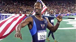 Michael johnson makes history winning both the 400m and 200m gold medals in atlanta 1996, smashing the 200m wr in the process. Leichtathletik Legende Michael Johnson Erleidet Mini Schlaganfall