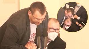 Lubomír volný je český učitel a politik, od října 2017 poslanec poslanecké sněmovny parlamentu čr, v letech 2016 až 2020 zastupitel moravskoslezského… Rvacka Ve Snemovne Obletela Svet Nemci Zasnou Slovaci Se Smeji Ze U Nich Je To Furt Extra Cz