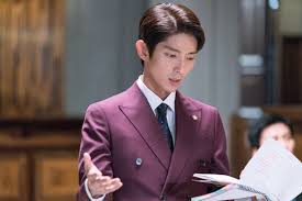 Lawless lawyer dizisi bong sang pil'in annesinin intikamını almak için mutlak iktidar düzenine karşı çıkmasını konu alıyor. From Lawless Lawyer Lee Joon Gi To Choi Min Soo A Scripted Heatwave Understood By The Hotline