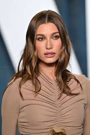 21 Best Hairstyles For Oval Face To Try In 2025