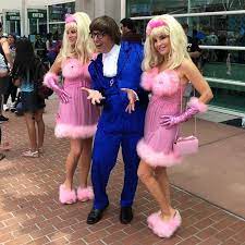 Some Excellent Austin Powers And Fembot Cosplayers Sdcc Sdcc2018 Cosplayers Halloween Mode Halloween Kleidung Halloween Kostum Selber Machen