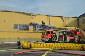 Einsaetze 2015 22 5 2015 Grossfeuer Poco Lagerhalle Koeln Porz Gremberghoven Hansestr Grossfeuer Poco Lager Koeln Porz Gremberghoven Hansestr P606