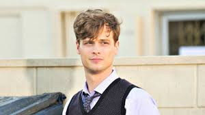 Matthew gray gubler is dr.spencer reid from criminal minds, if you did not know. On A Date With Criminal Minds Matthew Gray Gubler We Talk Love Magic And The Secret To His Optimism Glamour