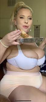 thumbs.pro : stuffed-bellies-always:I love the dichotomy of Miss Mad Love  trying to make her waist look tiny for Instagram vs stuffing her face like  a fat hog on curvage.