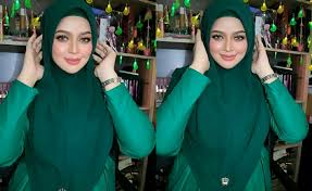 Pengertian dan contoh warna emerald hijau zamrud warna emerald atau zamrud adalah turunan dari warna hijau yang lebih terang dan ringan terdapat unsur kebiru biruan pada warna ini sesuai namanya warna emerald merupakan representasi dari warna batu permata zamrud berwarna hijau. Solekan Tampak Wow Bagi Tema Baju Raya Berwarna Emerald Green The Malaya Post