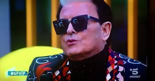 Probabilmente, li indossa solo per look. Cristiano Malgioglio Sorprende Tutti Ha Tre Figli A Cuba