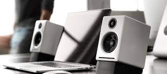 Los altavoces son de tipo plug&play, ya que al conectar en el bocina de tamaño considerablemente mayor que el resto, encargada de resaltar los tonos de audio. Las Bocinas Para Computadora Que Mas Recomiendan Los Expertos Qore