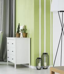 Un Interieur Tout Doux Avec Le Vert Amande Decoration Maison Deco Interieur