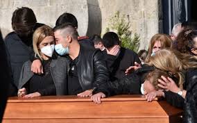 Já tínhamos planeado casar neste dia, 13 de maio, e foi precisamente coincidir com o concerto dele… tínhamos os bilhetes comprados para o concerto dele. Tony Lemos Familia E Amigos Desolados No Funeral Do Musico Dos Santamaria Nova Gente