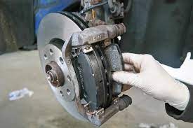 The brake pad kit for grande punto has been modified by fca india automobiles private limited in august 2010, the brake pad kit is not interchangable. Replacing The Front Brake Pads And Discs On A Fiat Grande Punto 1 4 8 Valve