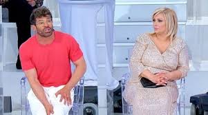 E' ancora troppo presto per dare un giudizio ai troni di desirée popper e rosa perrotta, ma già dalle prime puntate sono emerse due personalità molto forti e determinate. Anticipazioni Uomini E Donne 6 Maggio Una Previsione Di Gianni Sperti E Tina Cipollari Si Avvera