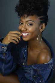 Eli Ferreira vibra com sucesso em 'Órfãos da Terra' e lembra dificuldade  para aprender sotaque francês: 'Algumas vezes, chorei'