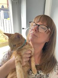 As a dull woman I love pottery and cats. I had to wait for some other clay  to dry a little and in the meantime I made my cat from a small