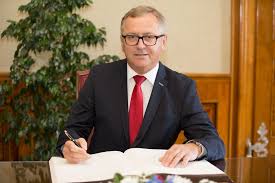 Petr arenberger, drsc., mba dorazil. Senat Pcr 27 09 2017 Predseda Senatu Pcr M Stech Porada Slavnostni Predani Stribrnych Pametnich Medaili Senatu Pcr U Prilezitosti Dne Ceske Statnosti
